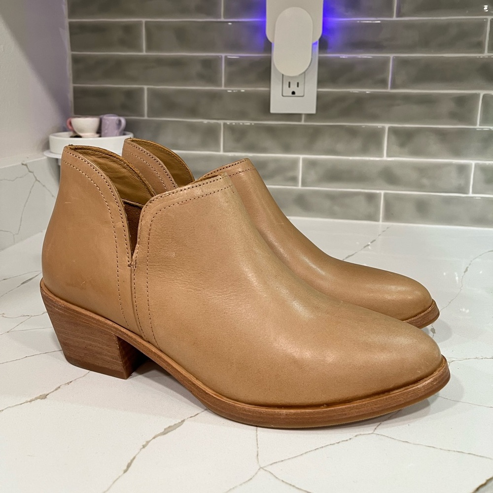 Nisolo Mia  Everyday Ankle Bootie. Women’s size 9 Color Almond.